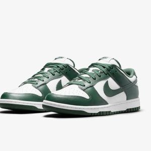 Nike Dunk Low in Varsity Green